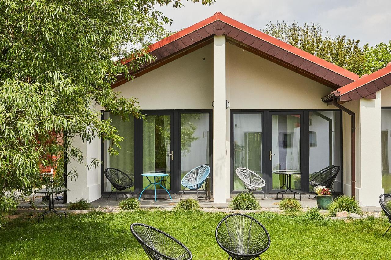 Sadova Park Villa Ślesin Buitenkant foto
